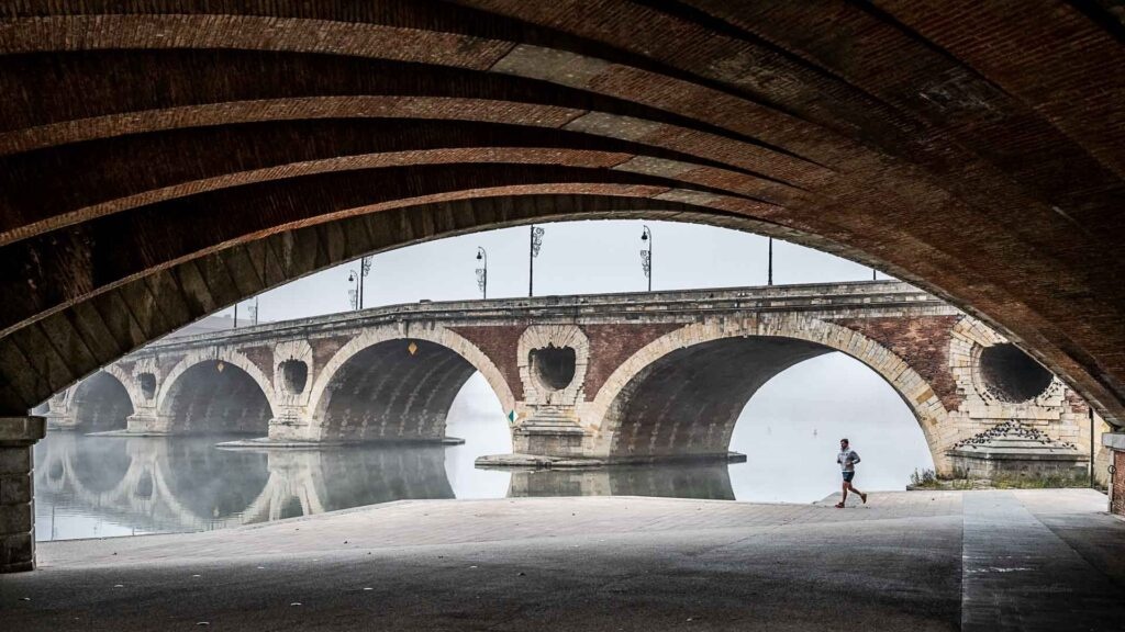 2026 Instinct-Photo 08, Pistache poste une photo d&rsquo;un pont sur la Garonne prise du dessous d&rsquo;un autre pont dans un l&eacute;ger brouillard avec un homme faisant du jogging ce qui donne vie &agrave; cette photo..